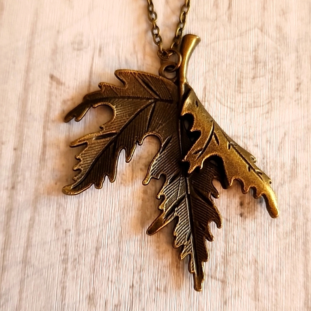 FOLDED Bronze   MAPLE LEAF Necklace  Amazing Detail   16in inch Chain